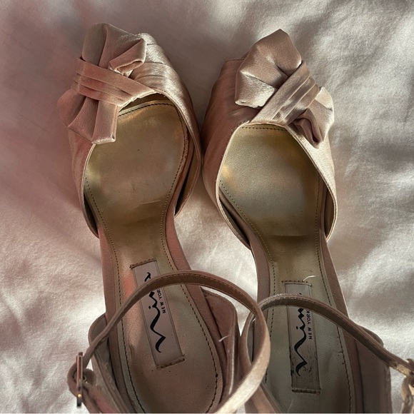 Elegant Gold Bow Nina Heels - Picture 10 of 10